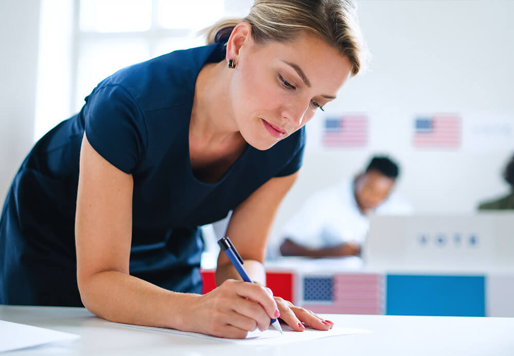 portrait-of-woman-voter-in-polling-place-usa-elect-PMQJND7.jpg